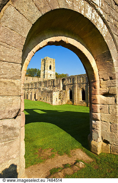 Torbogen der Fountains Abbey  gegründet 1132  Ruinen eines Zisterzienser-Klosters  Teil des Studley Royal Water Garden  UNESCO Weltkulturerbe  in der Nähe von Ripon  North Yorkshire  England  Großbritannien  Europa