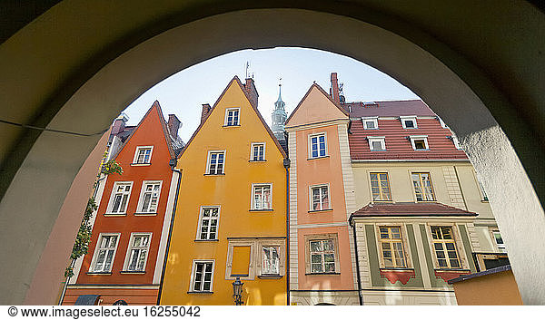Torbogen öffnet sich zu farbenfrohen Häusern; Breslau  Schlesien  Polen
