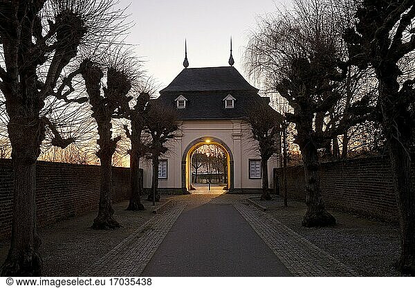 Torhaus mit Baumallee am Morgen  Kloster Knechtsteden  Dormagen  Niederrhein  Nordrhein-Westfalen  Deutschland  Europa