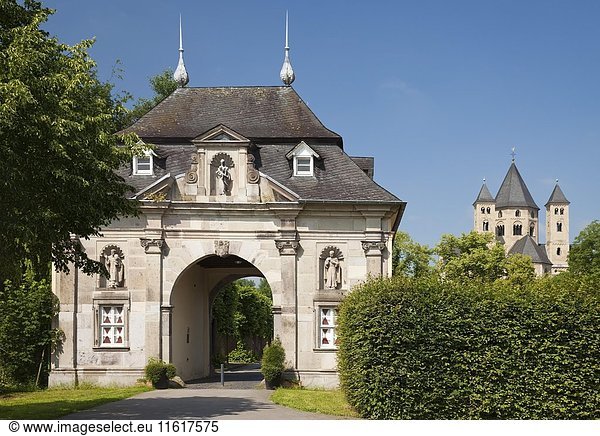 Torhaus mit Klosterbasilika St. Andreas  Kloster Knechtsteden  Dormagen  Niederrhein  Nordrhein-Westfalen  Deutschland  Europa