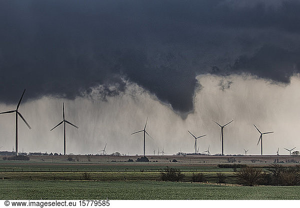 Tornado (ohne sichtbaren Bodenkontakt) hinter einem Windpark über dem ländlichen Kansas  USA