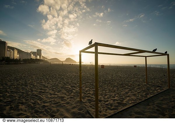 Torpfosten am Copacabana-Strand im Morgengrauen  Rio De Janeiro  Brasilien