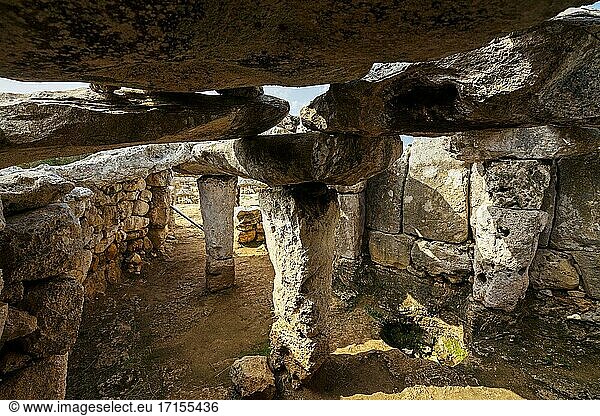 Torre d'en Galm?s ist die bedeutendste prähistorische Stadt der Balearen. Man schätzt  dass während ihrer Blütezeit (zwischen 1300 v. Chr. und der römischen Eroberung) etwa 900 Menschen in ihr lebten. Sie stammt aus der vortalayotischen Zeit