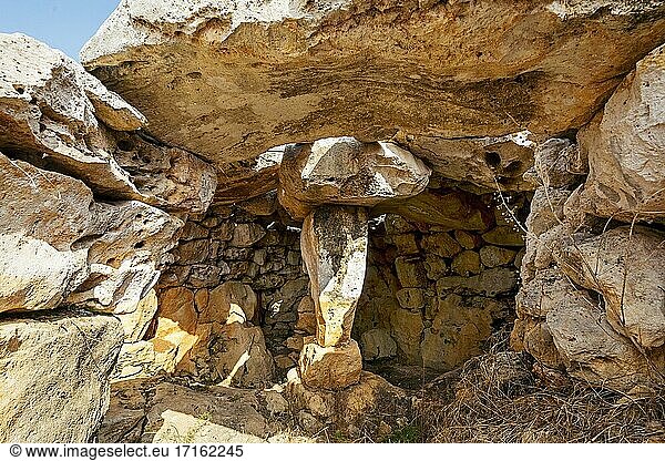 Torre d'en Galm?s ist die bedeutendste prähistorische Stadt der Balearen. Man schätzt  dass während ihrer Blütezeit (zwischen 1300 v. Chr. und der römischen Eroberung) etwa 900 Menschen in ihr lebten. Sie stammt aus der vortalayotischen Zeit