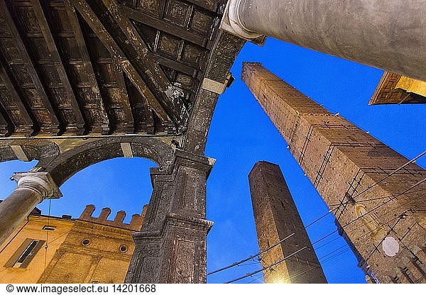 Torre degli Asinelli towers  Bologna  Emilia Romagna  Italy  Europe