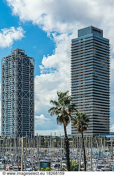Torre Mapfre Wolkenkratzer und Hotel Arts  Olympischer Hafen in Barcelona  Spanien  Europa