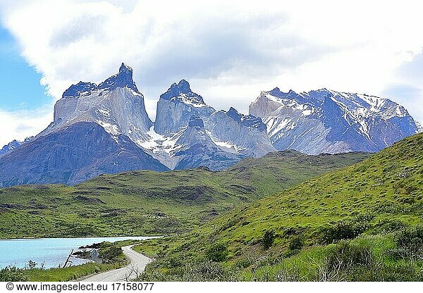 Torres del Paine National Park. Cuernos del Paine. Dieser Berg ist ein Laccolith  helles Gestein ist Granit und dunkles Gestein ist ein metamorphes Gestein. Provincia de Ultima Esperanza  Magallanes und Antartica Chilena.