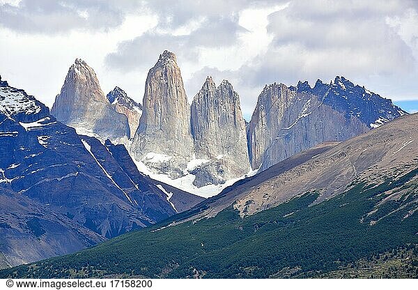 Torres del Paine National Park mit Las Torres. Dieser Berg ist ein Laccolith  helles Gestein ist Granit und dunkles Gestein ist ein metamorphes Gestein. Provincia de Ultima Esperanza  Magallanes y Antartica Chilena.