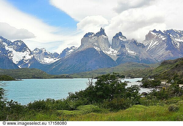 Torres del Paine National Park vom Lago Pehoe aus. Dieser Berg ist ein Laccolith  helles Gestein ist Granit und dunkles Gestein ist ein metamorphes Gestein. Provincia de Ultima Esperanza  Magallanes y Antartica Chilena.