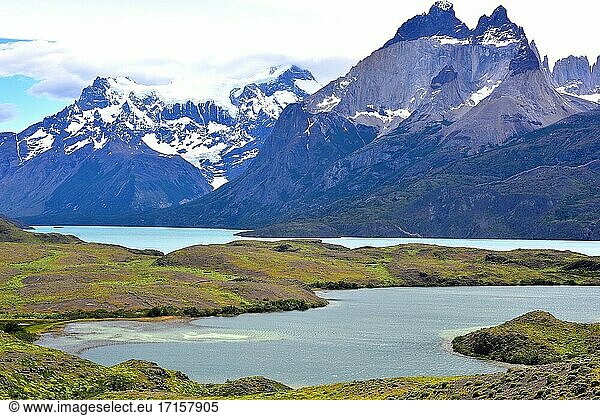 Torres del Paine National Park von der Laguna Larga und dem Lago Nordenskjold aus. Dieser Berg ist ein Laccolith  helles Gestein ist Granit und dunkles Gestein ist ein metamorphes Gestein. Provincia de Ultima Esperanza  Magallanes y Antartica Chilena.