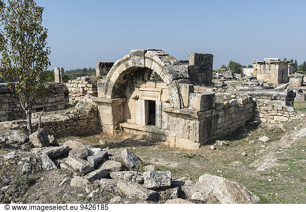 Totenhäuser  Nekropole oder Totenstadt in Hierapolis  antike griechische Stadt  bei Pamukkale  Phrygien  Denizli  Türkei