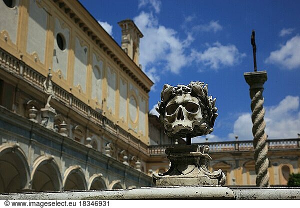 Totenschädel auf den Ballustraden im Mönchsfriedhof  Großer Kreuzgang der Certosa di San Martino auf dem Vomero oberhalb von Neapel  Kampanien  Italien  Europa