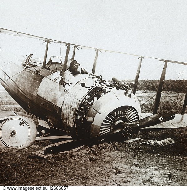 Toter Pilot in abgeschossenem Salmson-Flugzeug  ca. 1914-c1918. Künstler: Unbekannt.
