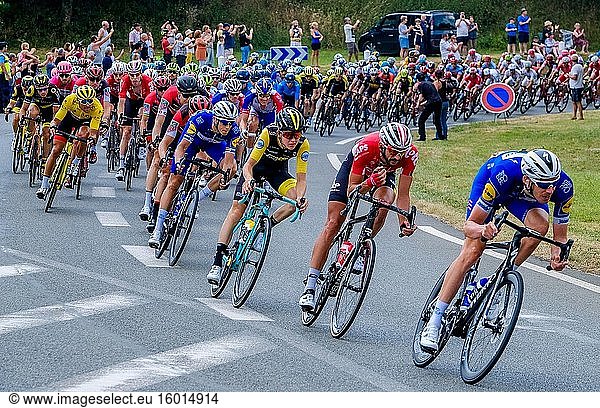 Tour de France 2018 - 8. Etappe. Das Peloton fährt durch Marseille und Beauvaisis  Frankreich  etwa 60 Kilometer vor dem Ziel in Amiens.