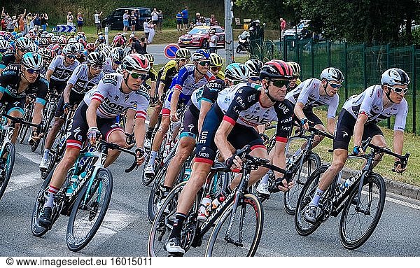Tour de France 2018 - 8. Etappe. Das Peloton fährt durch Marseille und Beauvaisis  Frankreich  etwa 60 Kilometer vor dem Ziel in Amiens.