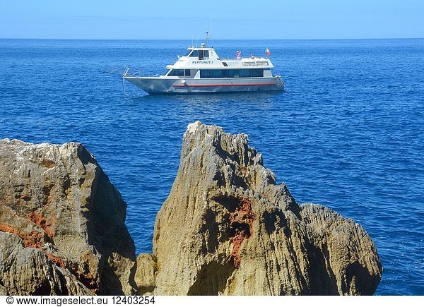 Tourboat at Neptune Grotto  Parco Naturale Regionale di Porto Conto  near Alghero  Sardinia  Italy.