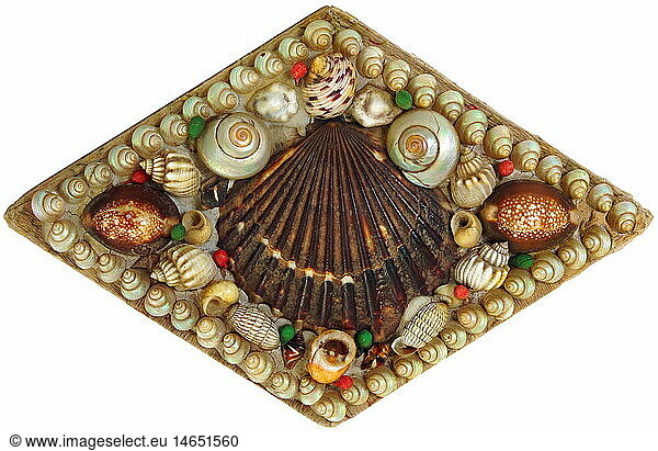 tourism  souvenir  mussel on the top of a jewel case  20th century  historic  historical  snail shell  snail shells  small present  small gift  small presents  small gifts  bric-a-brac  holiday  vacation  holidays  clipping  cut out  cut-out  cut-outs  1920s