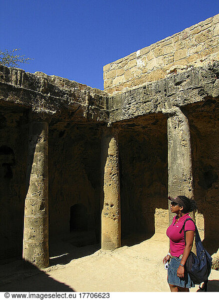 Tourist am Grab der Könige  Paphos  Zypern