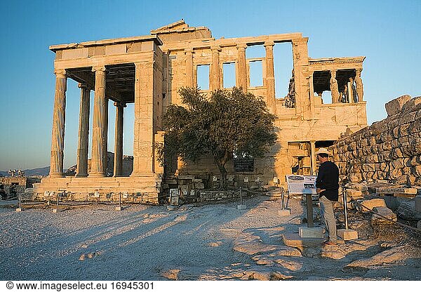 Tourist auf der Akropolis bei Sonnenuntergang  Athen  Region Attika  Griechenland  UNESCO-Weltkulturerbe