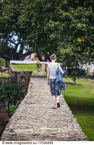 Tourist auf der alten Stadtmauer der Altstadt von Galle  einer UNESCO-Weltkulturerbestätte an der Südküste Sri Lankas  Asien