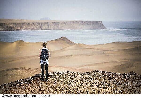 Tourist beim Erkunden des Paracas-Nationalreservats (Reserva Nacional de Paracas)  Ica  Peru