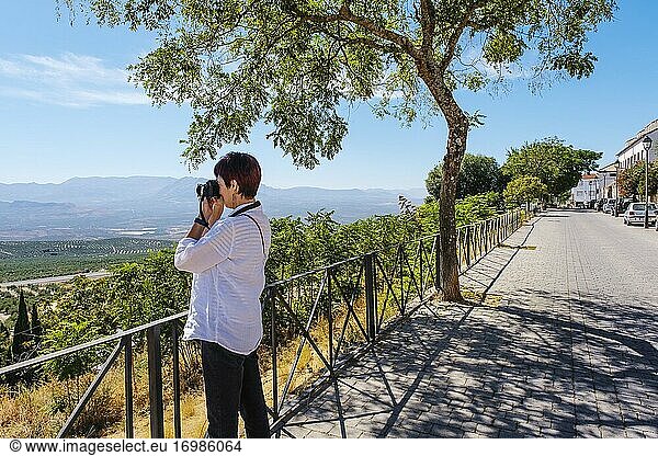 Tourist beim Fotografieren an der Promenade der Stadtmauern von Baeza  UNESCO-Weltkulturerbe. Provinz Jaen  Andalusien  Südspanien  Europa.