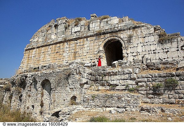 Tourist beim Fotografieren des antiken Amphitheaters in Milet  Milet  Provinz Aydin  Türkei  Europa
