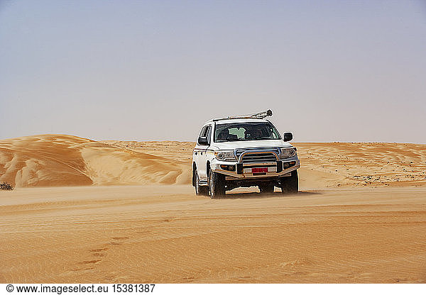 Tourist fährt in der Wüste im Geländewagen  Wahiba Sands  Oman