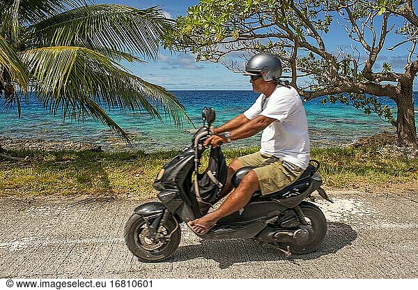 Tourist mit Motorrad in Fakarava  Tuamotus-Archipel  Französisch-Polynesien  Tuamotu-Inseln  Südpazifik.