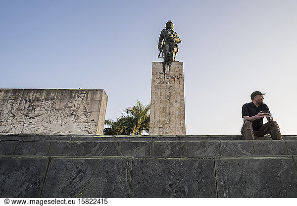Tourist resting at the Che Guevara Mausoleum  Santa Clara  Cuba