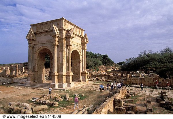 Tourist  Septimius-Severus-Bogen  Leptis Magna  Libyen