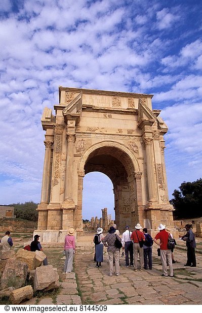Tourist  Septimius-Severus-Bogen  Leptis Magna  Libyen