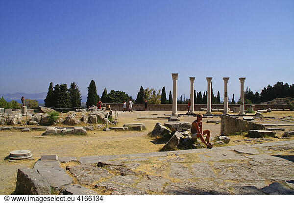 Tourist sitzt vor den Ruinen des Asklepieion  Kos  Dodekanes  Griechenland