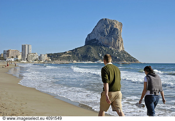 Touristen am Strand von Calpe  Penon de Ifach  Costa Blanca  Spanien
