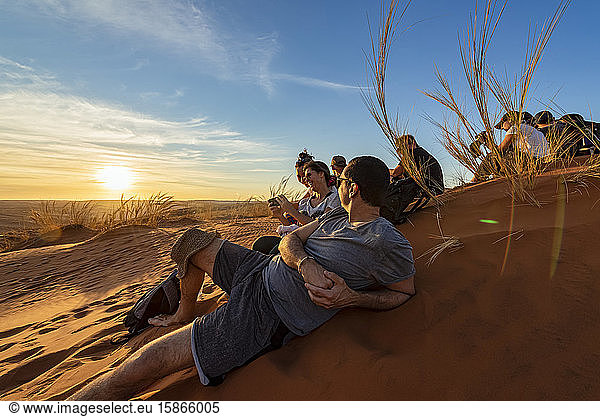 Touristen an der Elim-Düne  Sesriem  Namib-Wüste  Namib-Naukluft-Nationalpark; Namibia