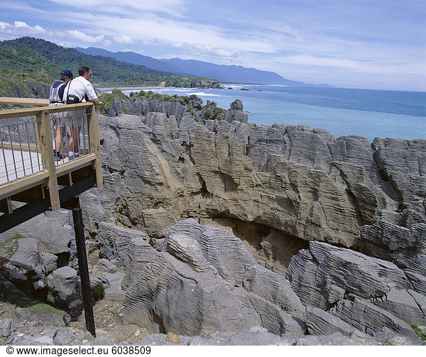 Touristen auf anzeigen Plattform  Punakaiki  Pancake Rocks und Lunker  Paparoa-Nationalpark  Westland  Südinsel  Neuseeland  Pazifik
