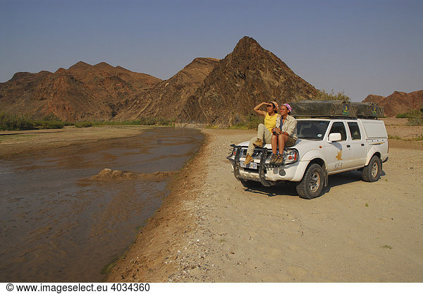 Touristen auf Camping-Safari am Flussbett des Hoarusib  bei Purros  Kaokoveld  Namibia  Afrika