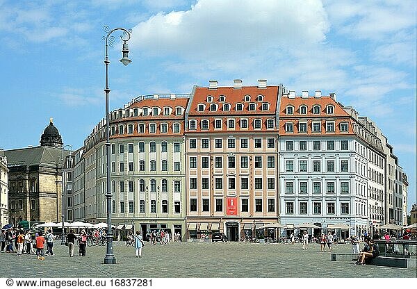 Touristen auf dem Neuen Markt n Dresden vor den Stadthäusern - Gerrmany.