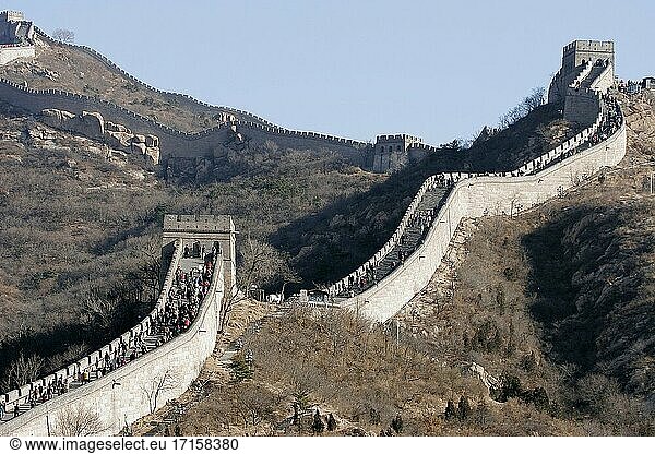 Touristen auf der Großen Mauer von China am Huangya-Pass. China.