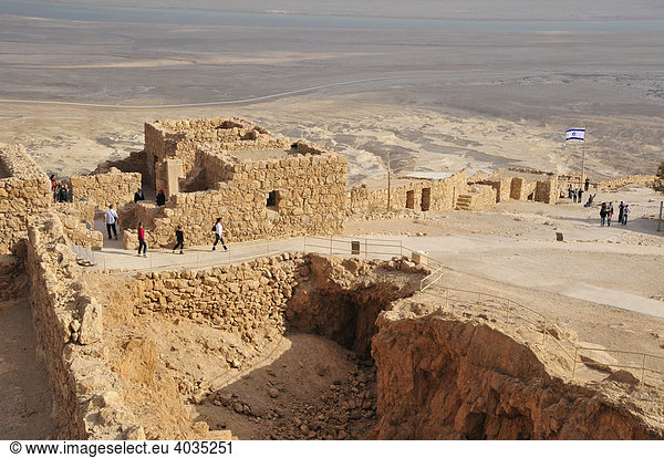 Touristen auf der Herodes-Festung von Masada  Symbol der israelischen Freiheit  Totes Meer  Israel  Naher Osten  Orient