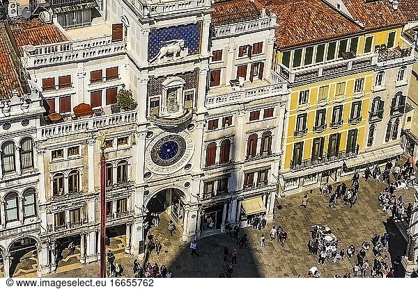 Touristen auf der Piazza San Marco am Markusplatz in Venedig  Italien  bieten ein schönes Bild.