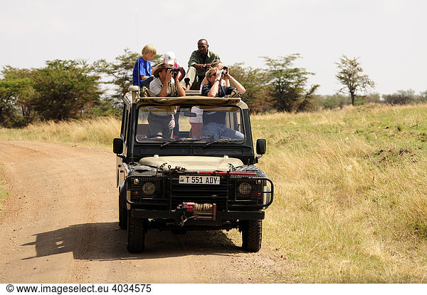 Touristen auf Fotosafari  Serengeti National Park  Tansania  Afrika