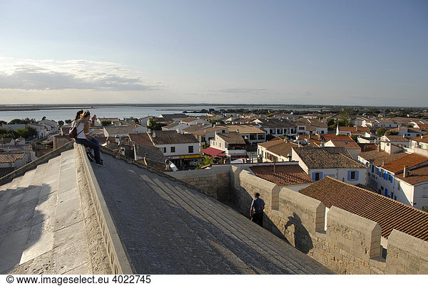 Touristen auf Kirchendach Blick auf Les Saintes Maries de la Mer Camargue Bouches du RhÙne Provence Alpes CÙte d'Azur Südfrankreich Frankreich Europa