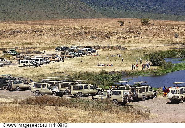 Touristen auf Safari am Rastplatz  Parkplatz für Geländefahrzeuge  Ngorongoro Krater  Serengeti Nationalpark  Tansania  Afrika