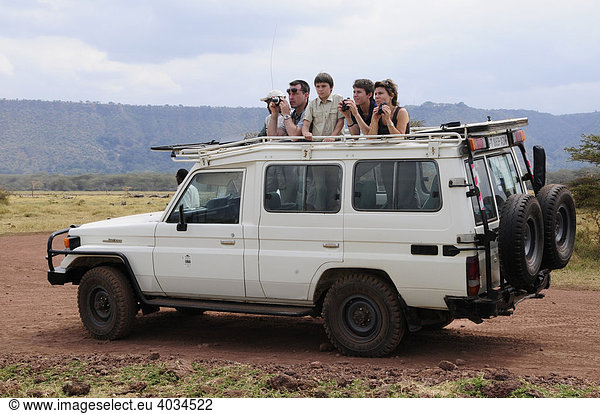 Touristen auf Safari im Geländewagen  Lake Manyara Nationalpark  Tansania  Afrika