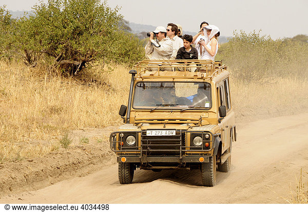 Touristen auf Safari im Geländewagen  Tarangire-Nationalpark  Tansania  Afrika