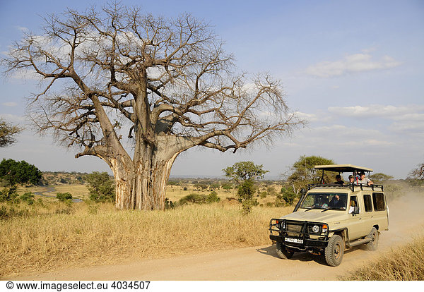 Touristen auf Safari im Geländewagen unter Baobab-Baum  Affenbrotbaum (Adansonia digitata)  Tarangire-Nationalpark  Tansania  Afrika