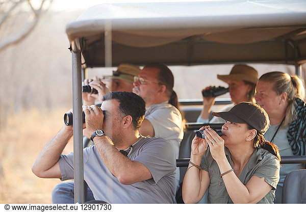 Touristen auf Safari-Tour  Victoriafälle  Simbabwe
