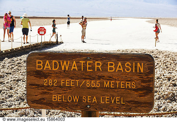 Touristen auf Salzpfannen Schlechtwasser im Death Valley  dem niedrigsten  heißesten  trockensten Ort in den USA  mit einer durchschnittlichen jährlichen Niederschlagsmenge von etwa 2 Zoll  in manchen Jahren erhält es keinen Niederschlag