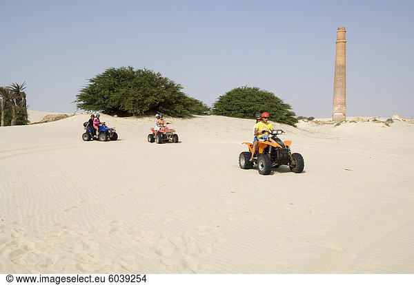 Touristen auf vier Motorrädern Praia de Chaves (Chaves Beach) Boa Vista Kapverdische Inseln Afrika